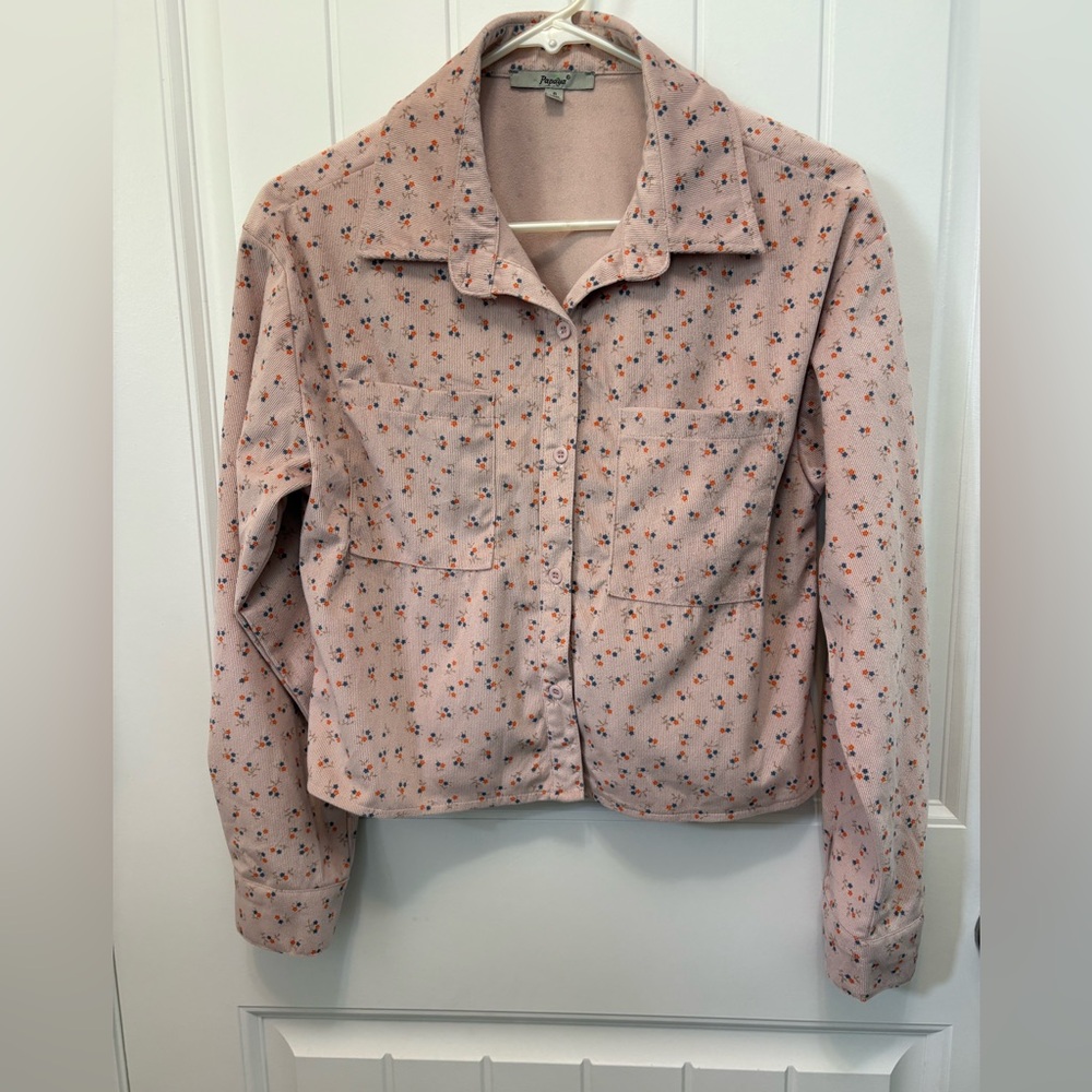Papaya Light Pink Floral Button up Top. Size Small. 100% polyester.